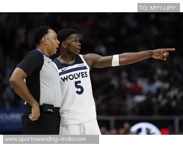 爱德华兹半场火力全开16投10中狂砍29分三分球命中率高达60 爱德华兹半场火力全开16投10中狂砍29分三分球命中率高达60