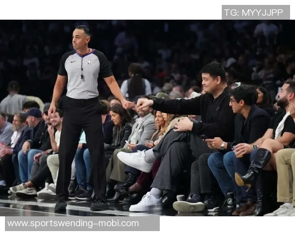 姚明重返休斯敦球迷期待他在主场揭幕战的精彩表现 姚明重返休斯敦球迷期待他在主场揭幕战的精彩表现